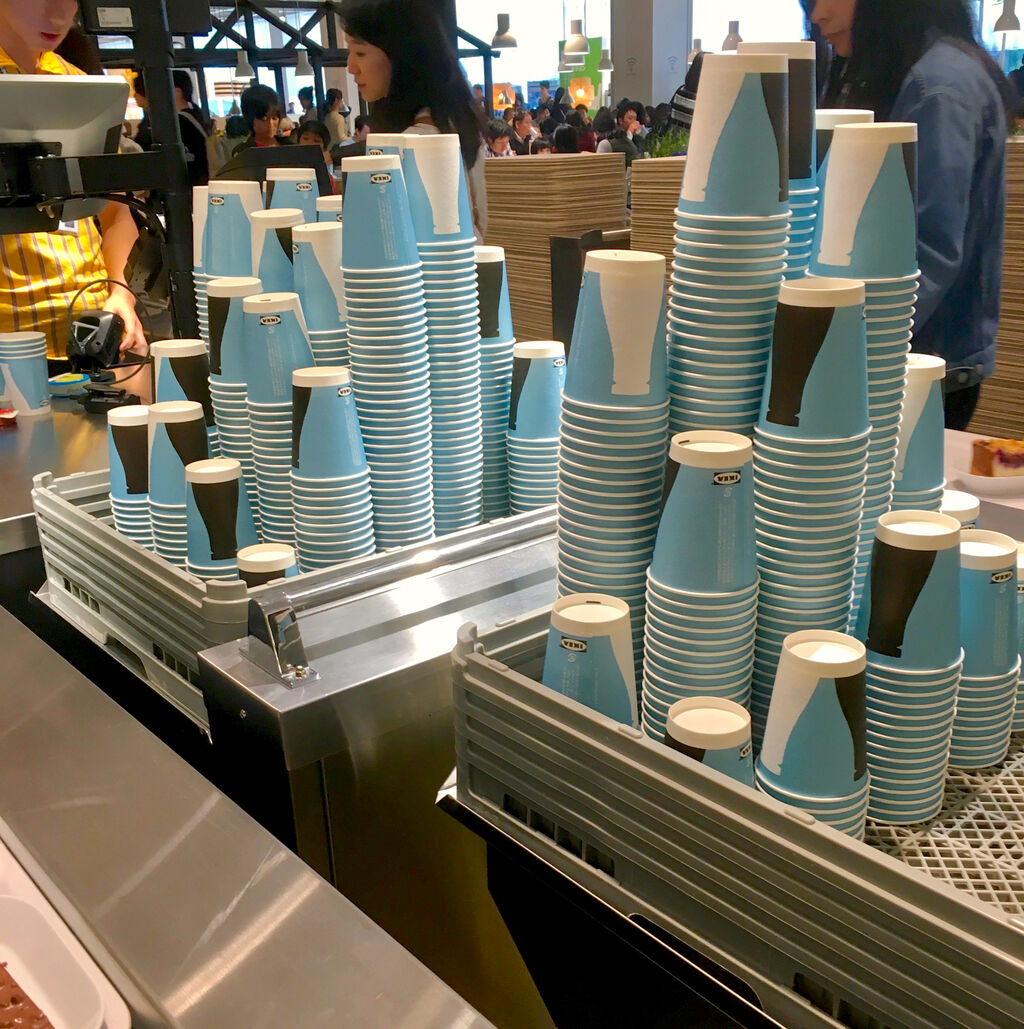 オープン1ヶ月後でも大勢の人で賑わう「IKEA長久手」 - 81:2階にあるカフェ(ドリンクバー用の紙コップ)