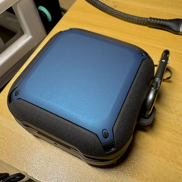 Beats Fit Proのケースカバー。天面が青。カラビナ付き。