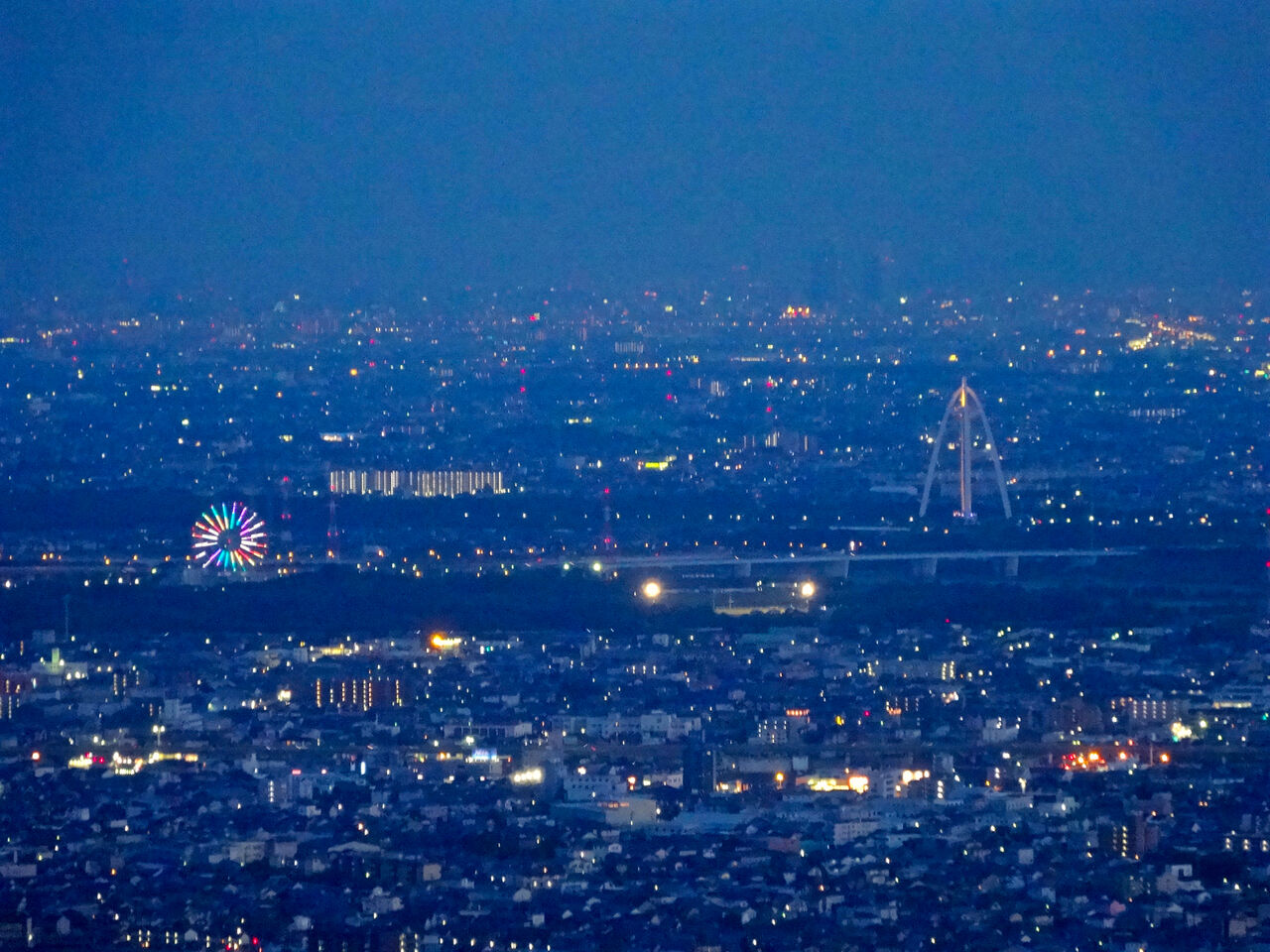岐阜公園：展望レストランの展望台から見た夜景 - 4（木曽三川公園の観覧車とツインアーチ138）