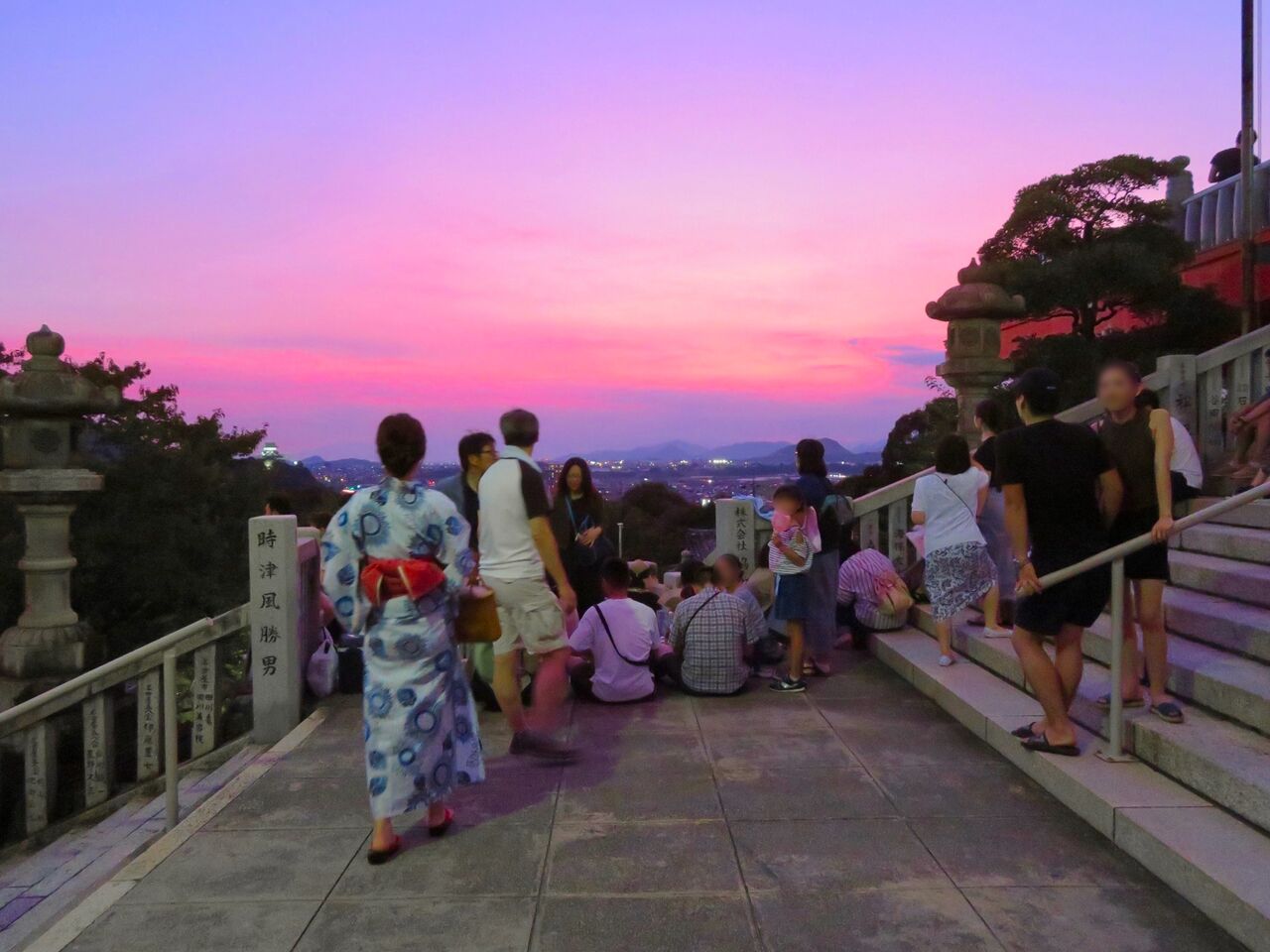 日本ライン夏まつり納涼花火大会の日の犬山成田山 - 8:花火の打ち上げを待ってる人たち