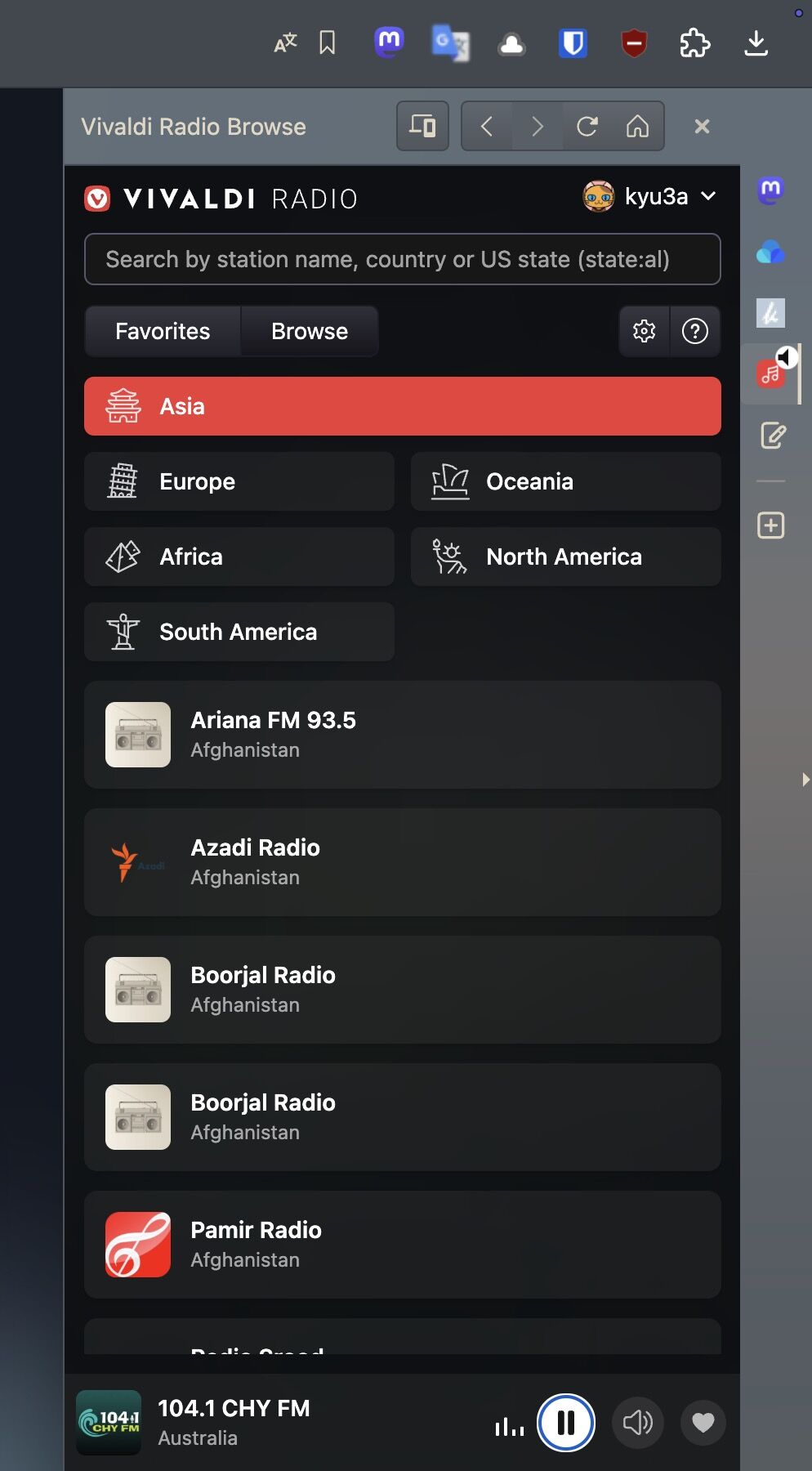 パネルに表示された状態の「Vivaldi Radio」のスクショ。画面上から検索窓と世界の地域別カテゴリ(アジア、オセアニア、北アメリカ等)などがあり。アジアが選択されてるため、アジアのネットラジオがABC順で並んでる。