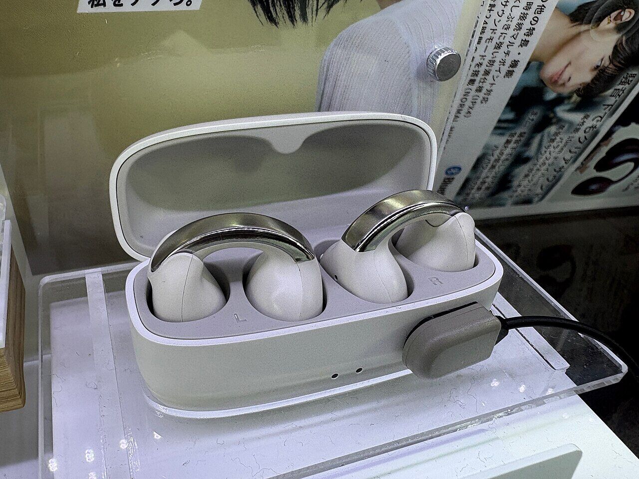 JVC Victorのイヤーカフ型の完全ワイヤレスイヤホン「HA-NP1T」。名古屋市内の家電量販店で撮影。