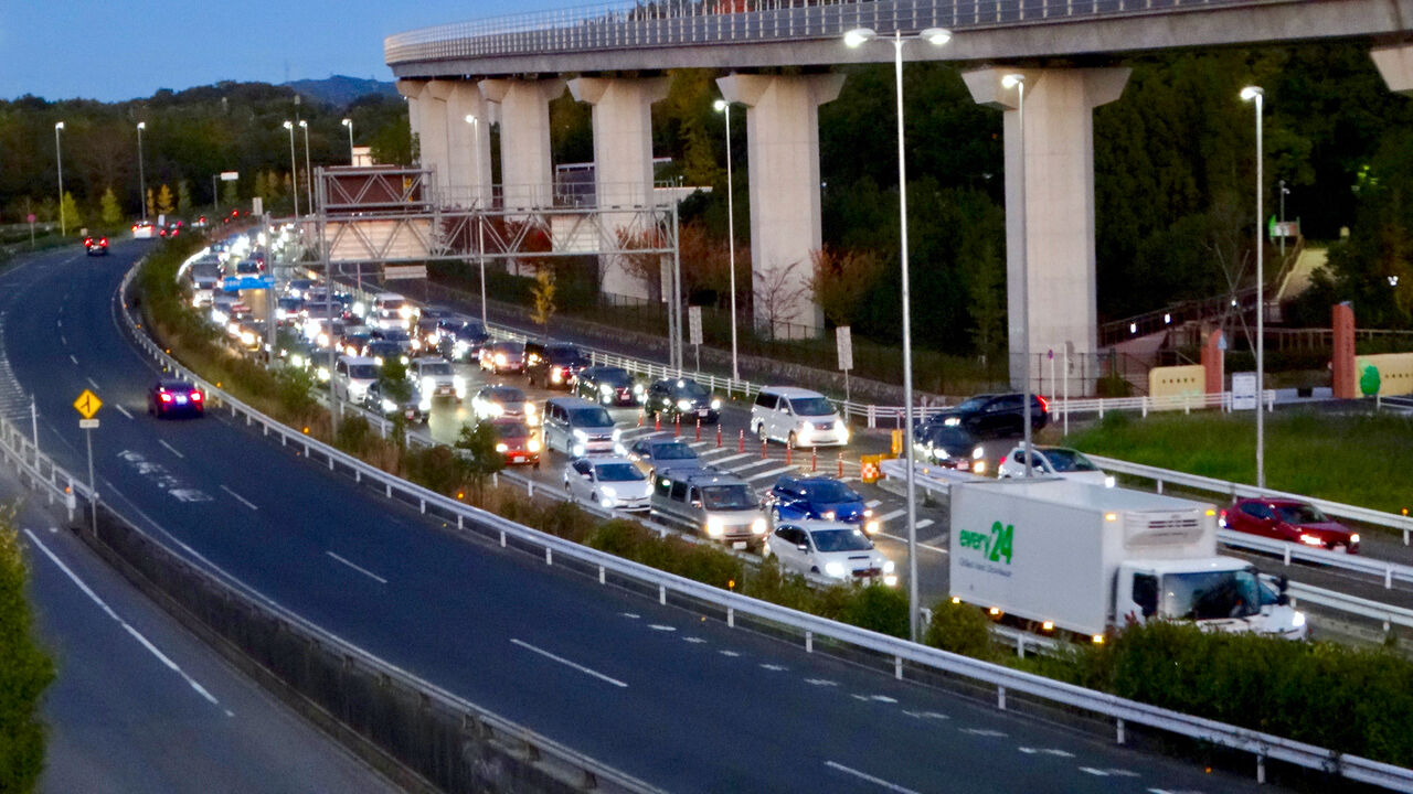 オープン1ヶ月後でも大勢の人で賑わう「IKEA長久手」 - 85:渋滞していた店舗前の名古屋方面の道路