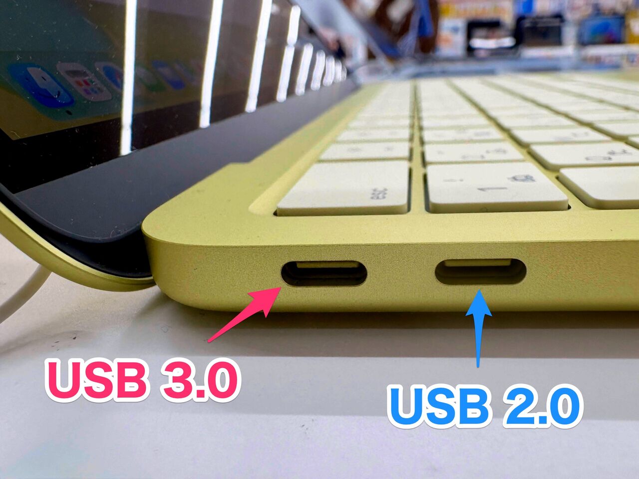 Macbook Neo左側面にある2つのUSBポート左側のポートには赤色矢印で「USB 3.0」、右側には青色の矢印で「USB 2.0」と指し示されてる