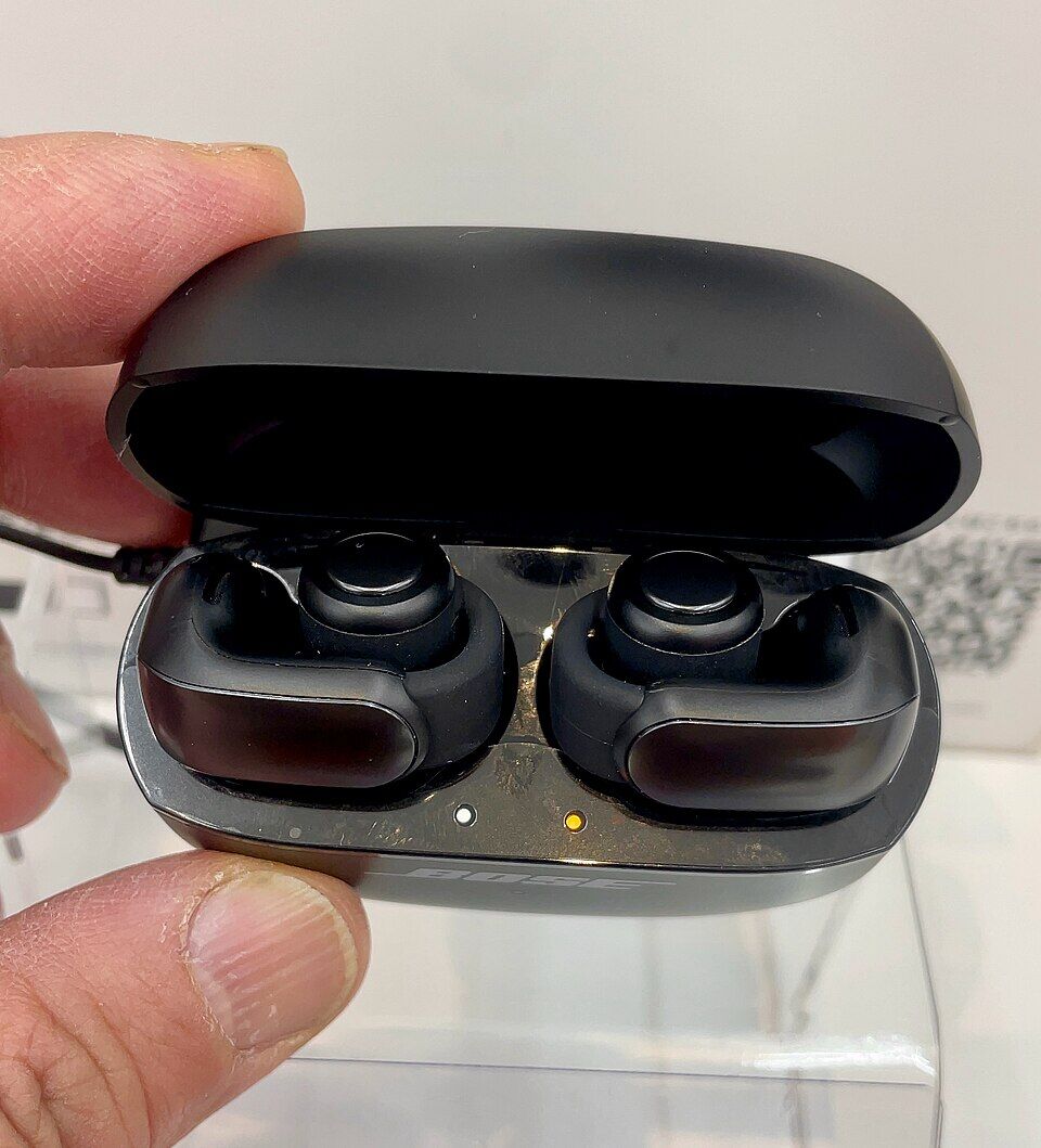 Bose 社のオープンイヤー型の完全ワイヤレスイヤホン「Ultra Open Earbuds」。