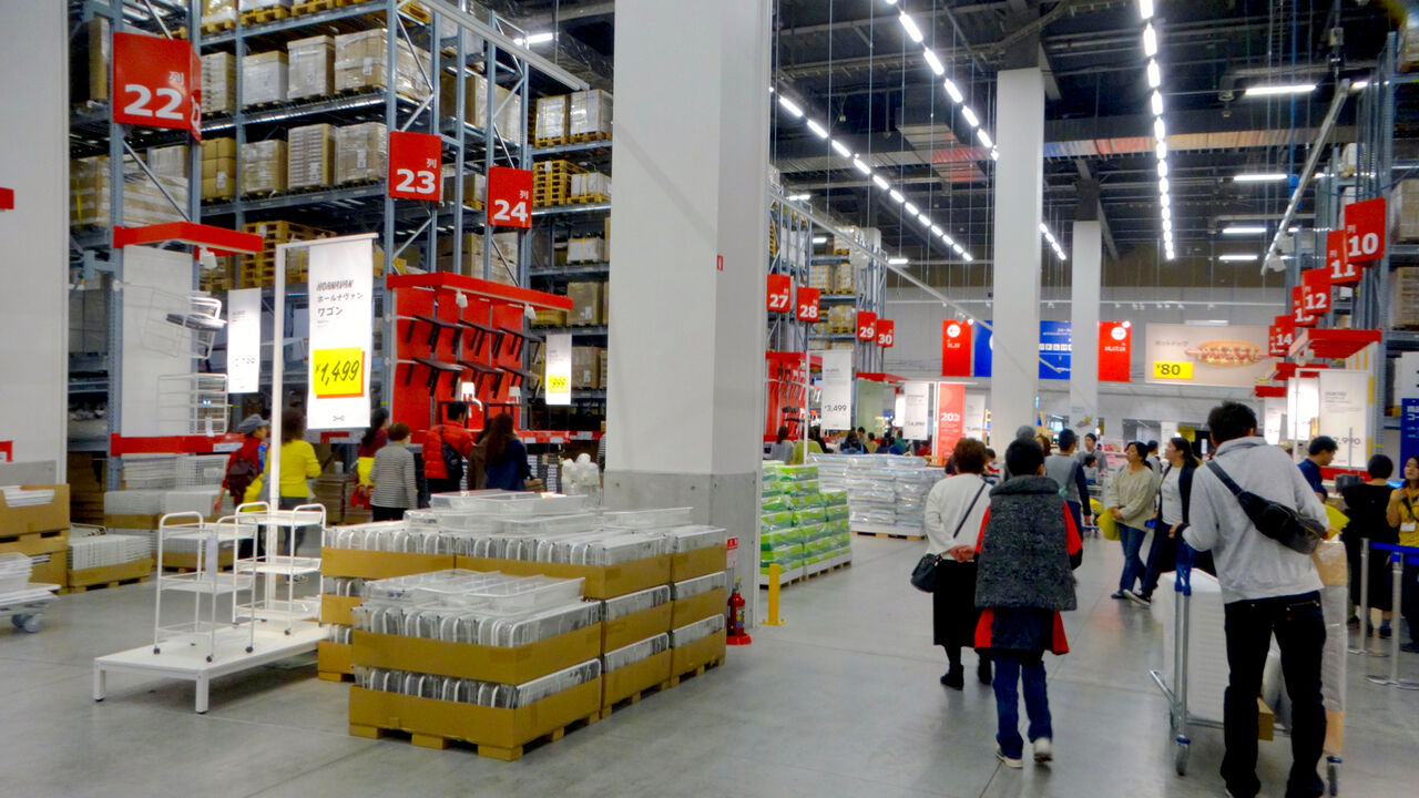 オープン1ヶ月後でも大勢の人で賑わう「IKEA長久手」 - 37:巨大な棚がある1階の倉庫兼ショールーム
