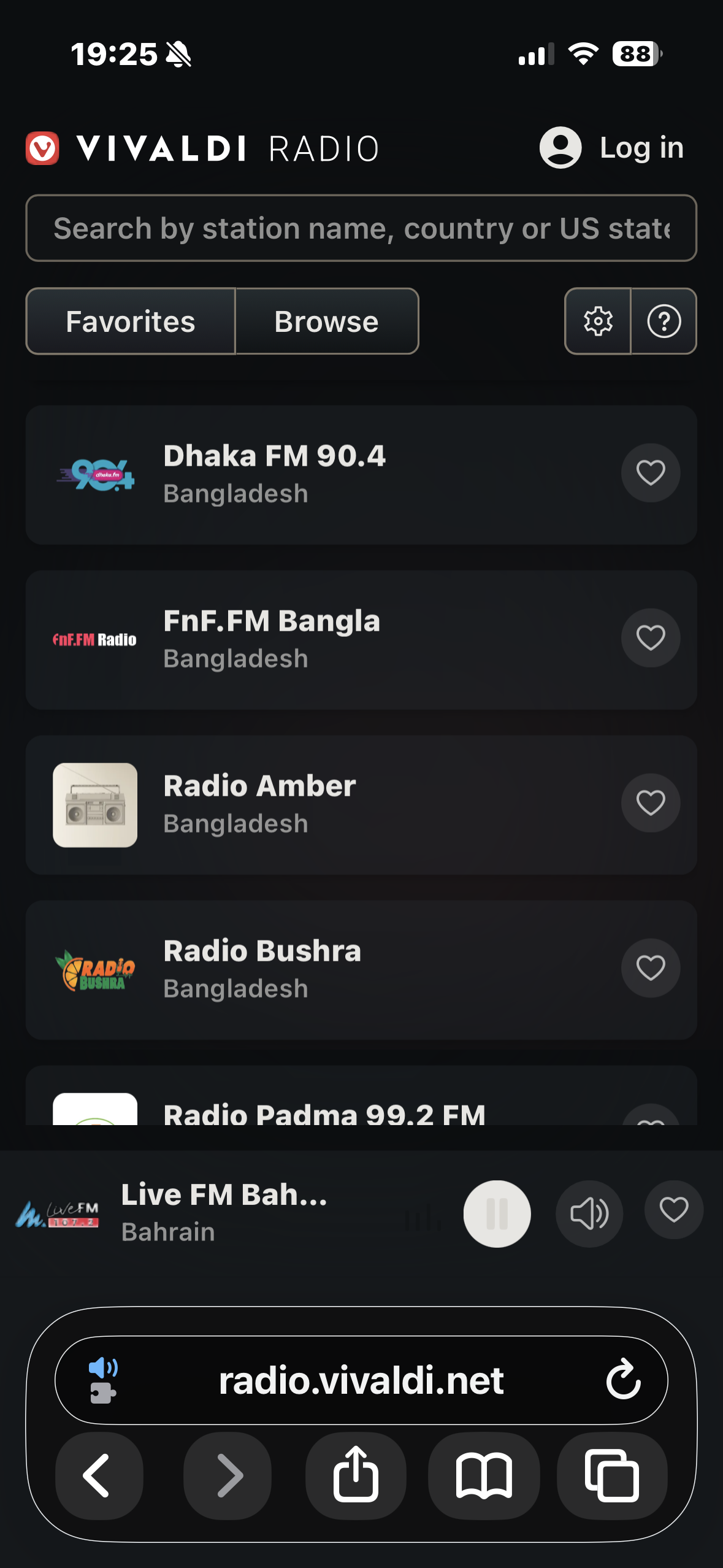 iOS版SafariでVivaldi Radioでバーレーンのネットラジオ「Live FM バーレーン」を再生してるところ。