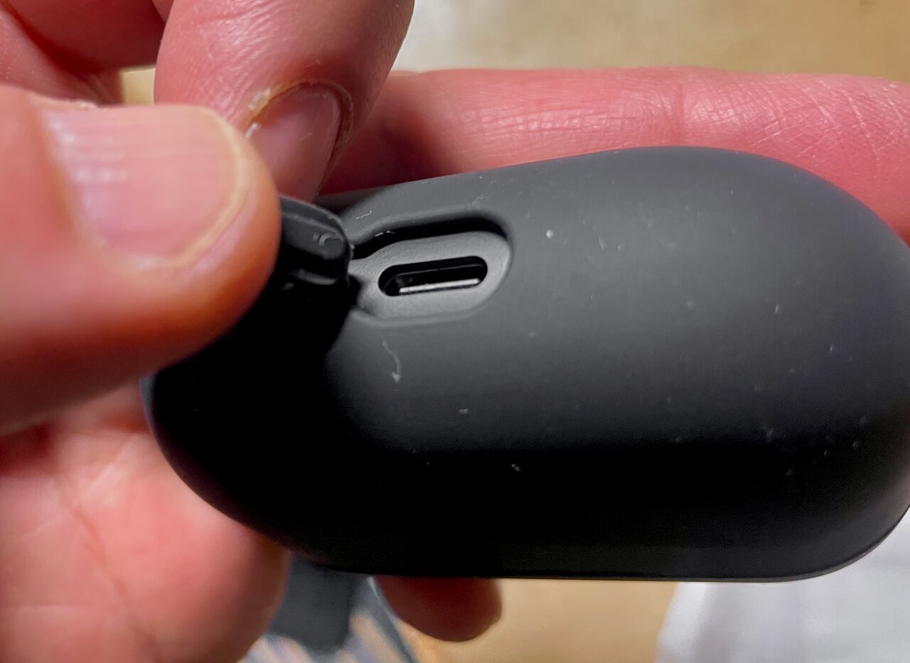 カバーを付けた状態のケース底面部。USB-Cポートのフタを開けたところ。