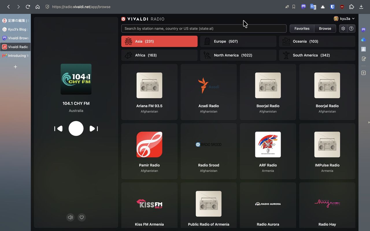 VivaldiのWEB表示領域でVivaldi Radioを開いてるスクショ。左側にプレイヤー画面。中央から右側にその他の画面が表示されている。各国の放送局はタイル状に並んでいる。