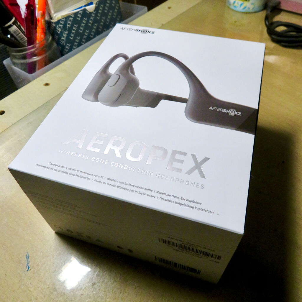 骨伝導ワイヤレスヘッドホン「AfterShokz Aeropex」 - 1:想像以上に分厚かった箱