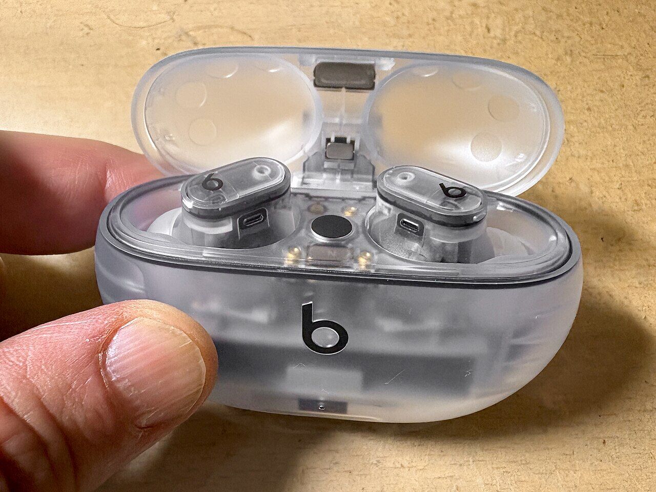 Beats Studio Buds +の充電ケース。