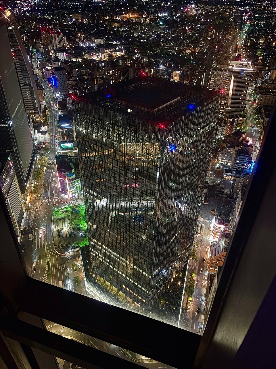 ミッドランドスクエア展望階から夜に撮影した大名古屋ビルヂング。