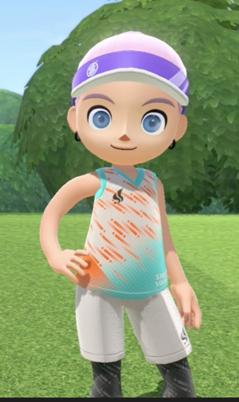 金髪青い目の女の子、紫色のサンバイザーをつけ、そでなしシャツと短パン、短パンの下には黒いスパッツ着用