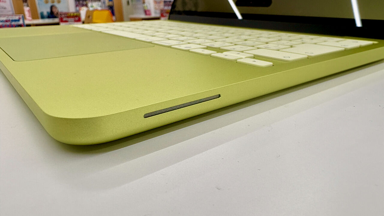 Neo本体右側の前の方にスリット状の穴がありそれがスピーカーになってる