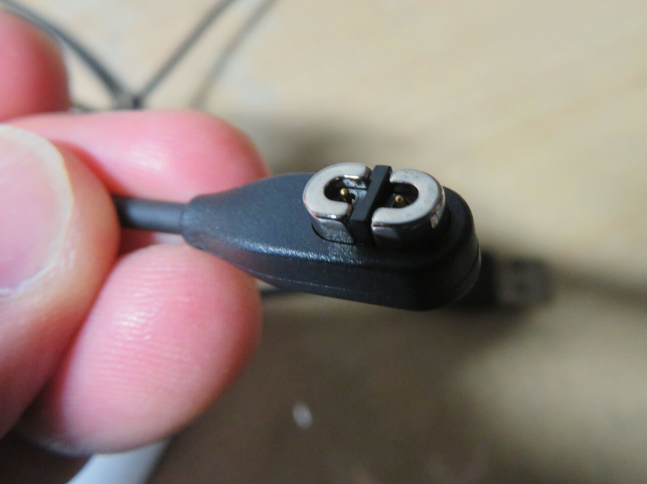 骨伝導ワイヤレスヘッドホン「AfterShokz Aeropex」 - 13:専用の充電コード