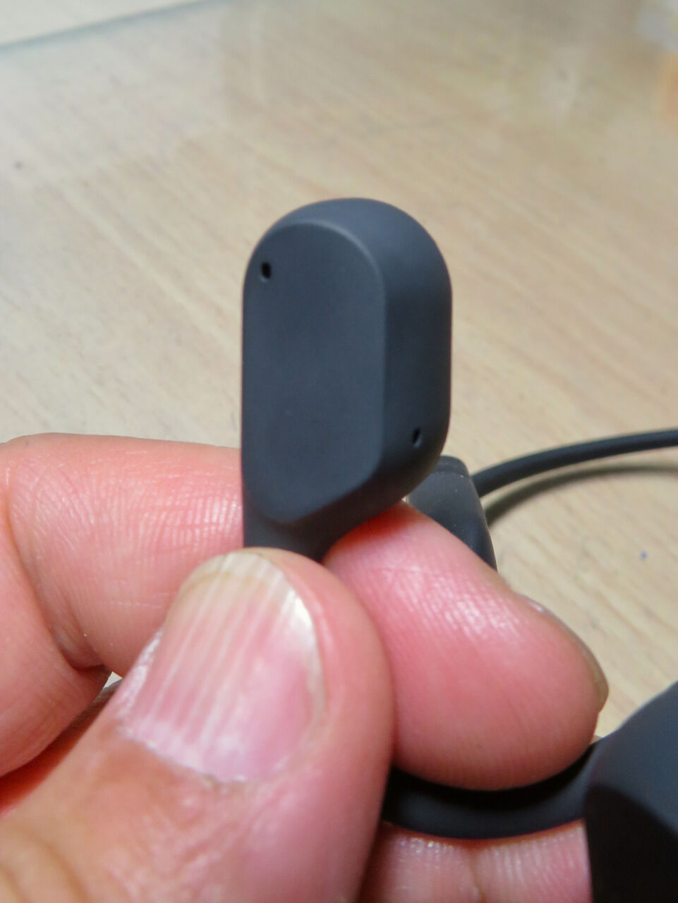 骨伝導ワイヤレスヘッドホン「AfterShokz Aeropex」 - 21:マイク穴と見られる部分