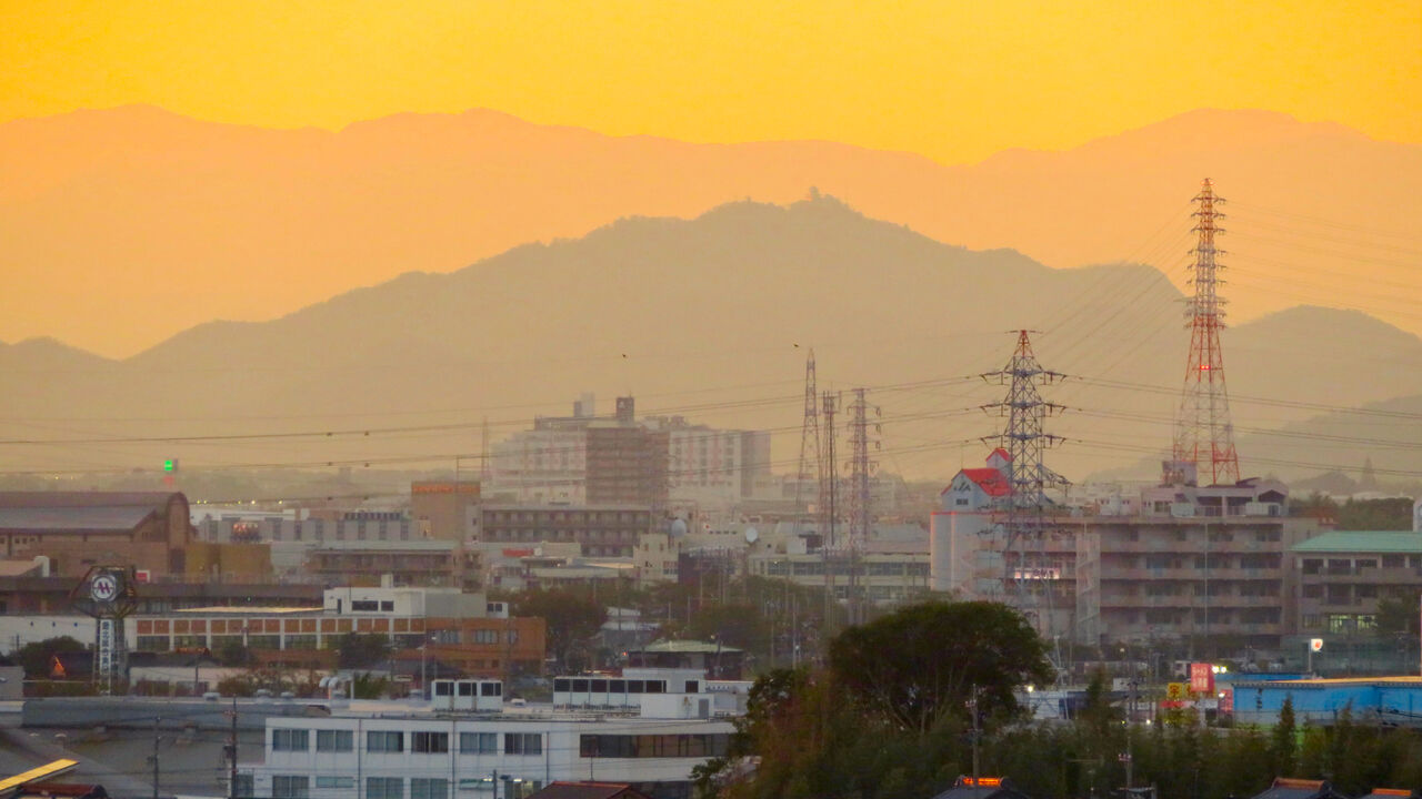 県営岩崎住宅から見た夕暮れ時の岐阜城・金華山 - 6