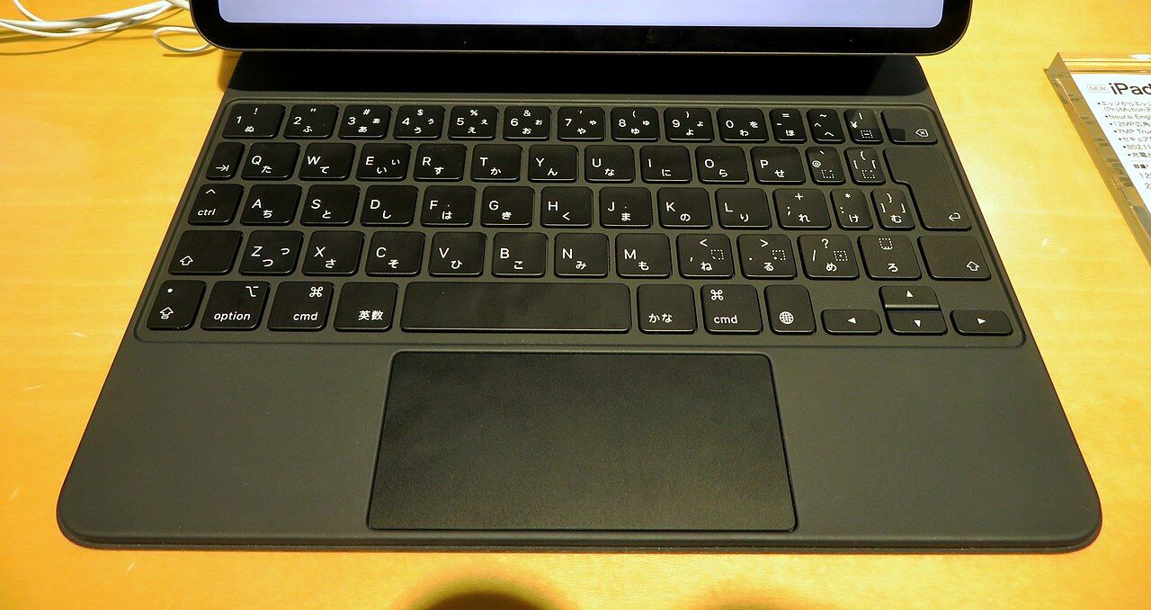 iPad Pro に装着した Magic Keyboard のキーボードアップ写真。