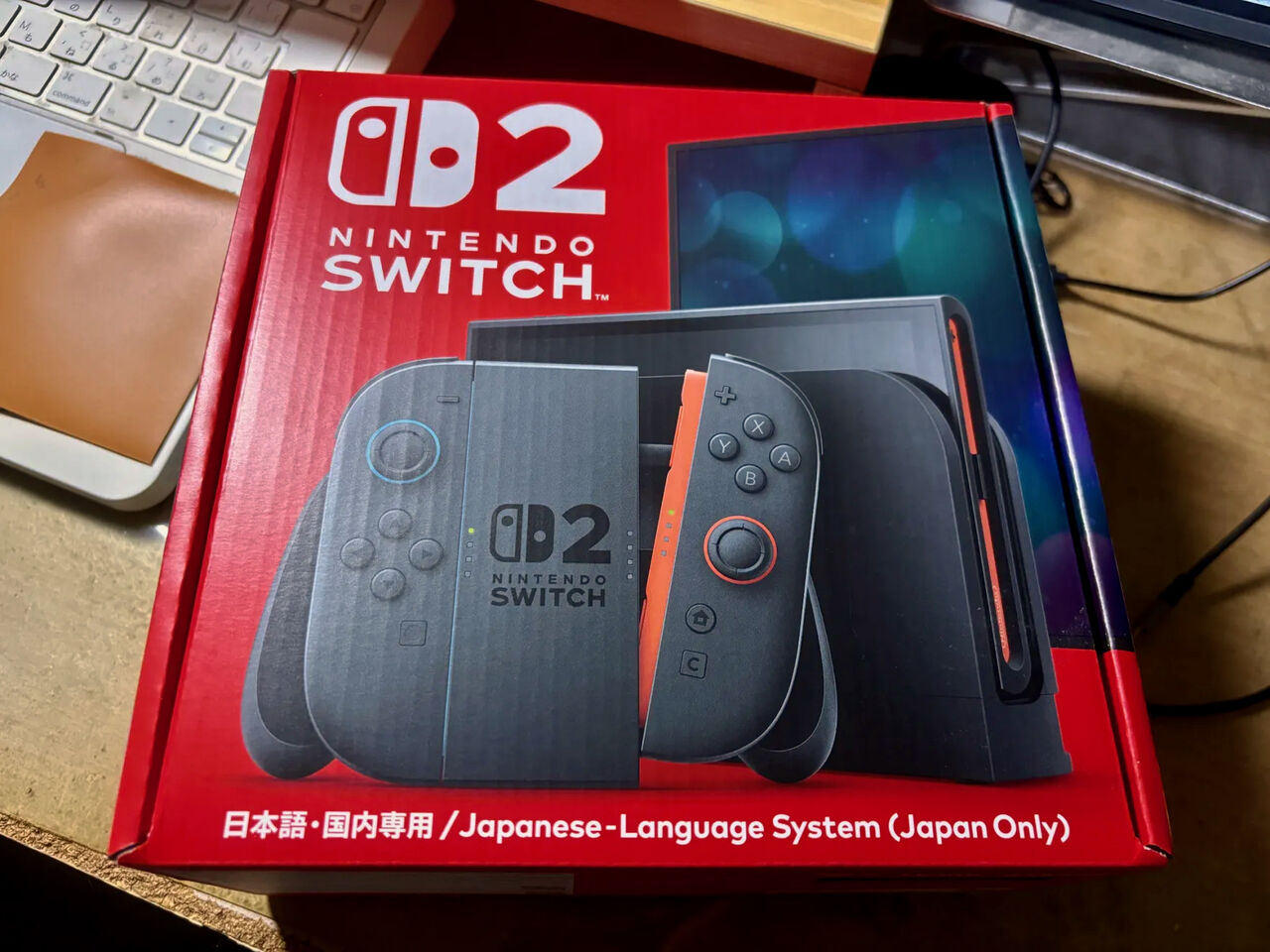 机の上に置いてある任天堂スイッチツーの外箱
