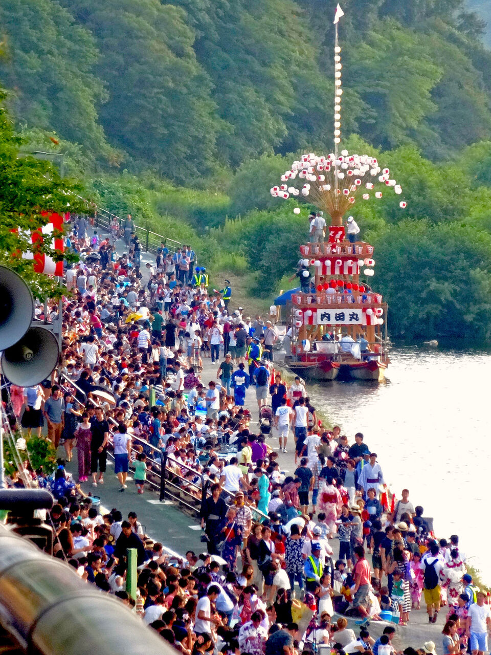 日本ライン夏まつり納涼花火大会 2015 No - 19：木曽川沿いに集まる沢山の人たちと巻藁船