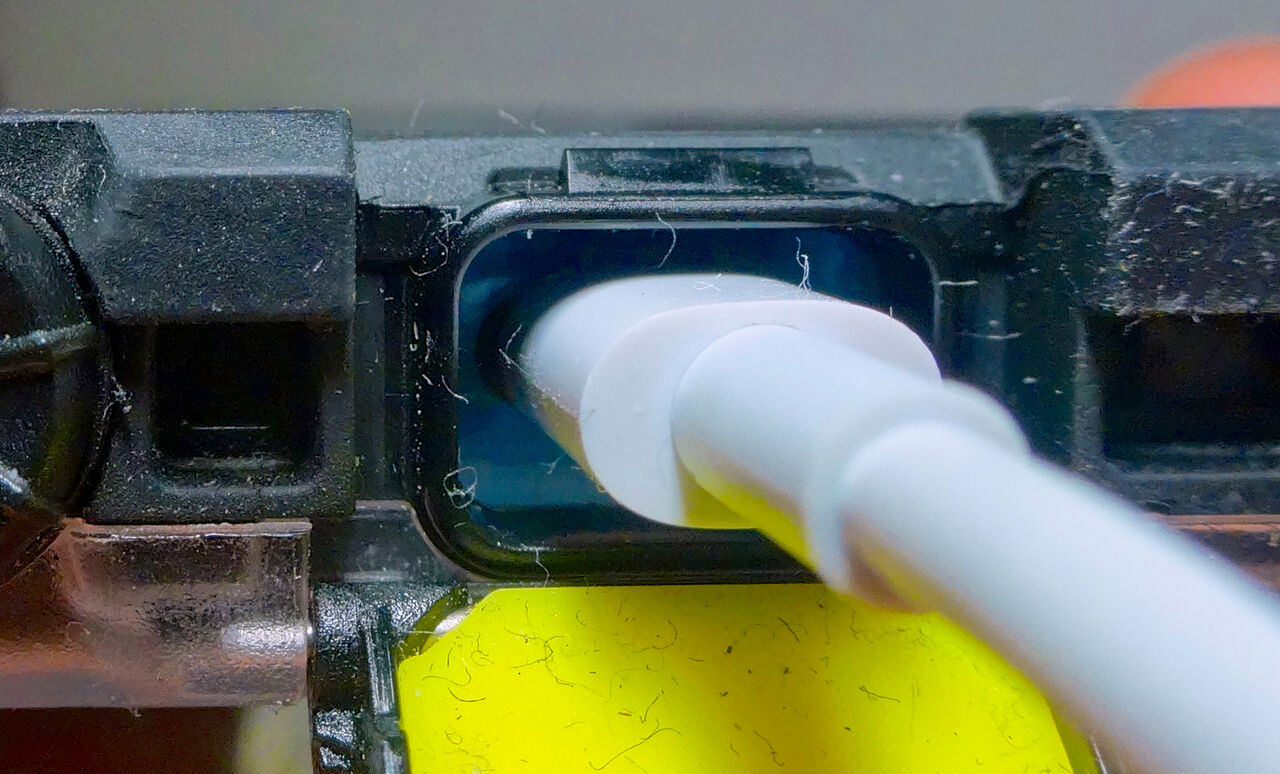 LifeProof fre for iPhone 5c：Lightningコネクタ部 - 07（ケーブル接続時）