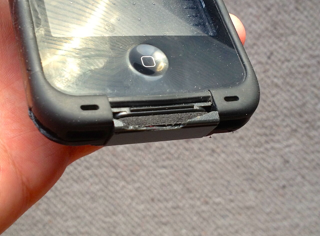 iPhoneケース「Lifeproof」の破損箇所：Dockコネクターのカバー破損 - 1