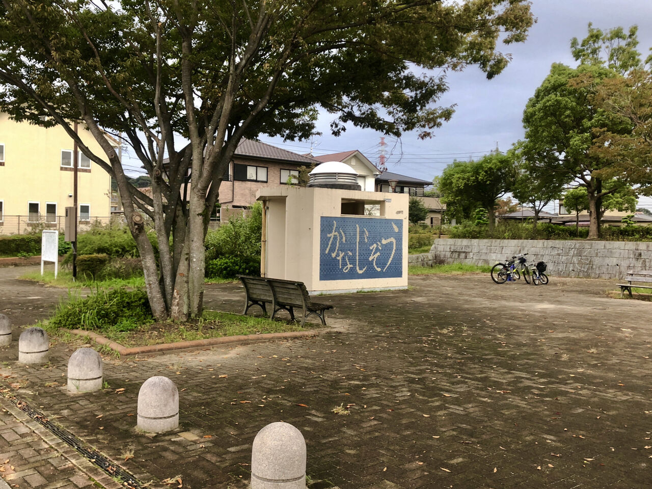 壁に「かなしそう」と書かれて見える?金地蔵公園のトイレ