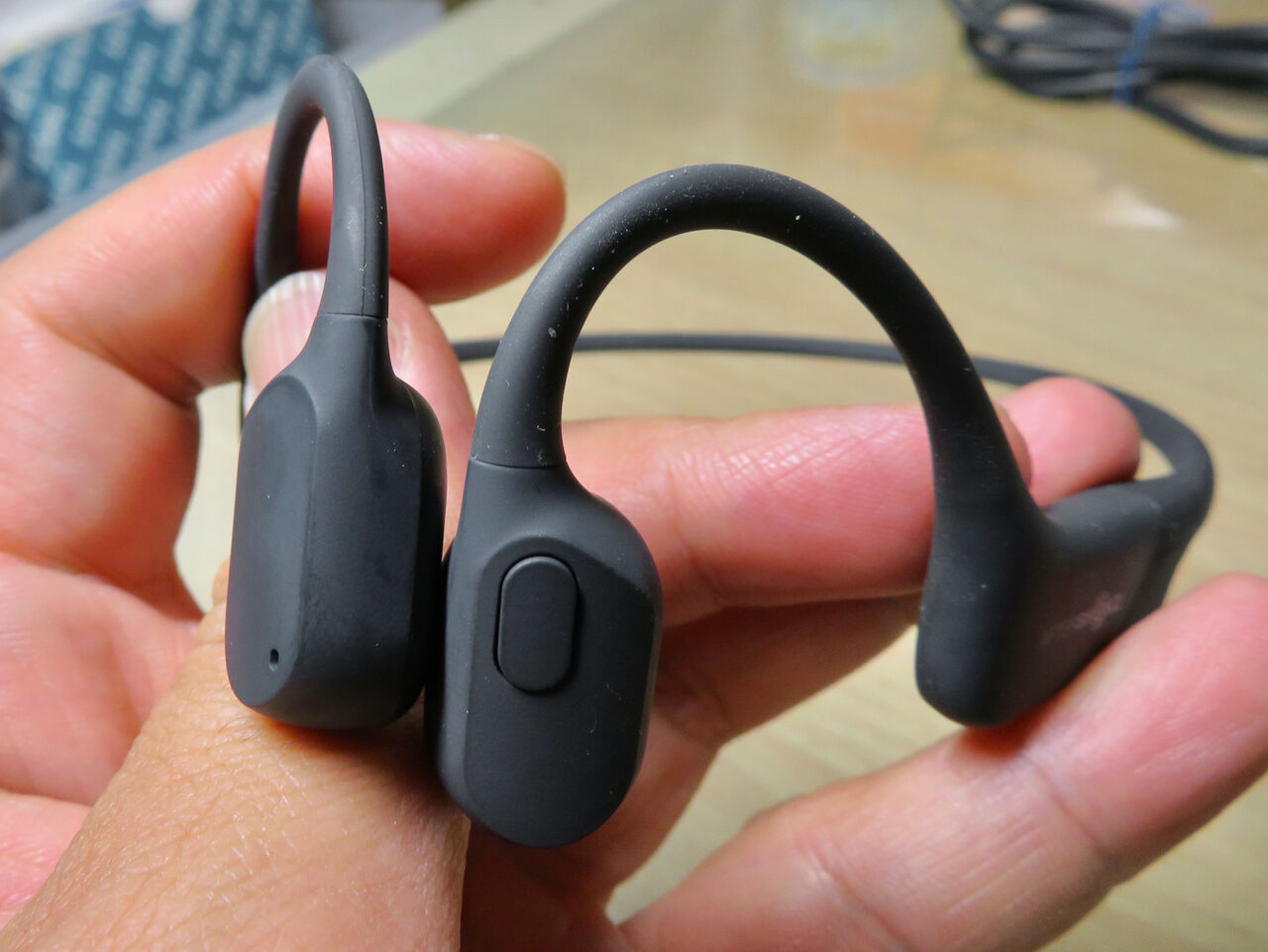 骨伝導ワイヤレスヘッドホン「AfterShokz Aeropex」 - 22:マルチボタン