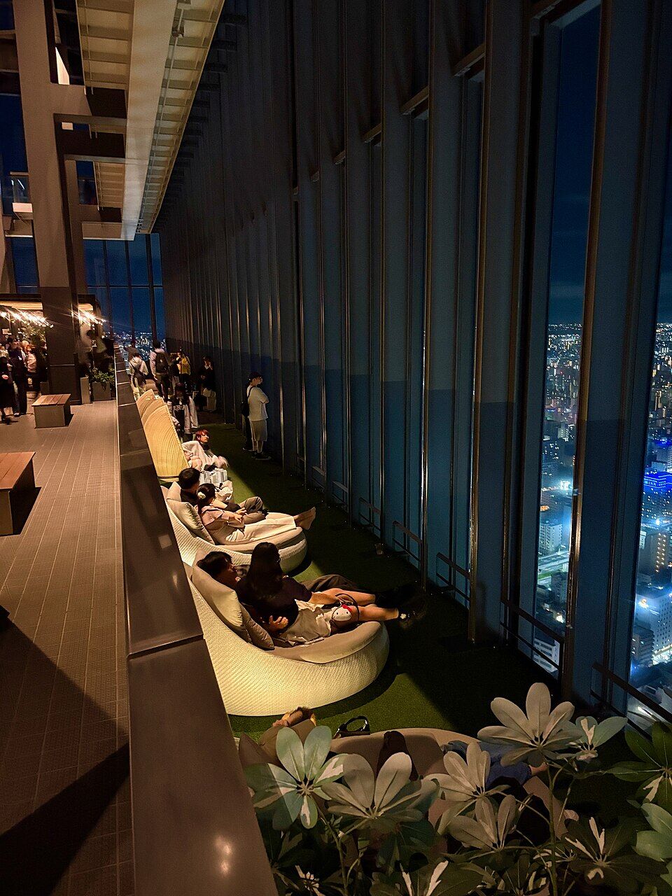 ミッドランドスクエアの展望階「スカイプロムナード」のスペシャルシート。