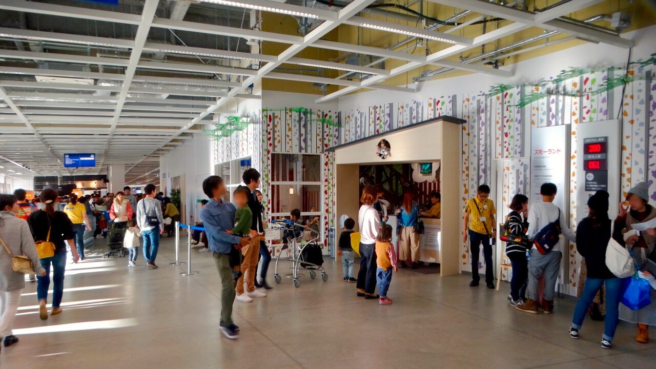 オープン1ヶ月後でも大勢の人で賑わう「IKEA長久手」 - 15:入り口前の子供預かりセンター「スモーランド」