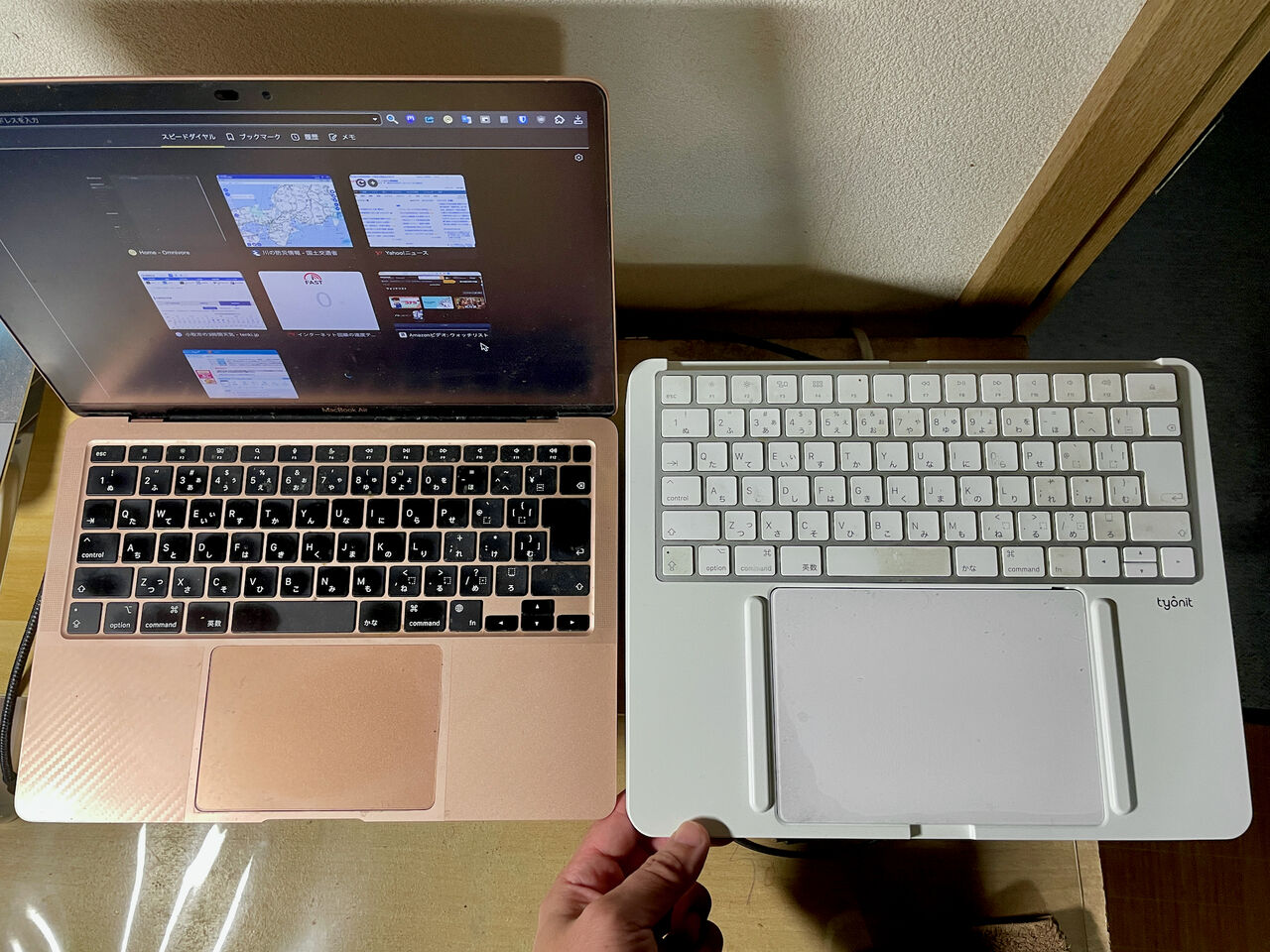 M1 Macbook Air の真横に Tyonit Harmony Tray を置いて、縦幅を比較した写真。約3.5 cm（キーで言うとおよそ2個分）Harmony Tray の方が長いです。
