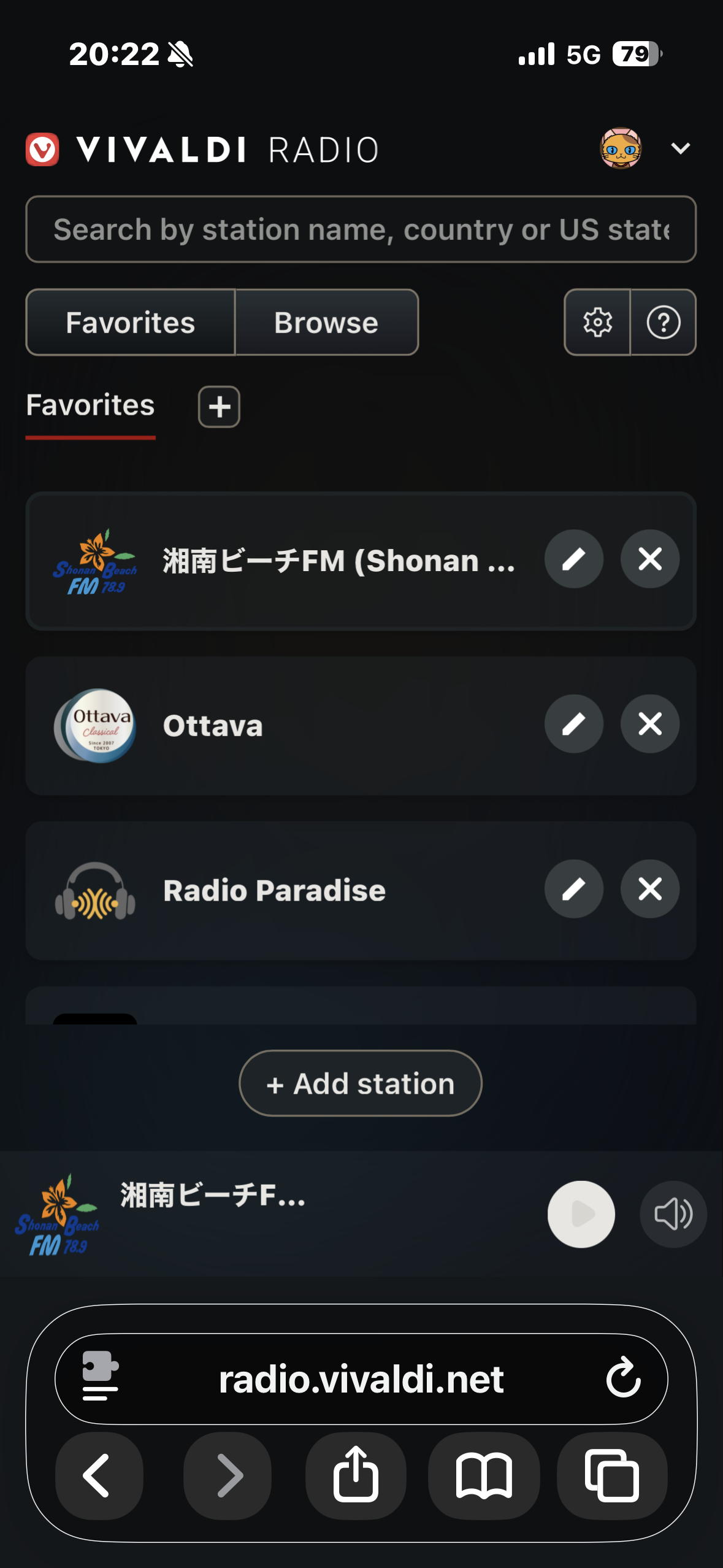 iOS版SafariでVivaldi Radioでデフォルトのカタログにはない「湘南ビーチFM」を再生してるところ。