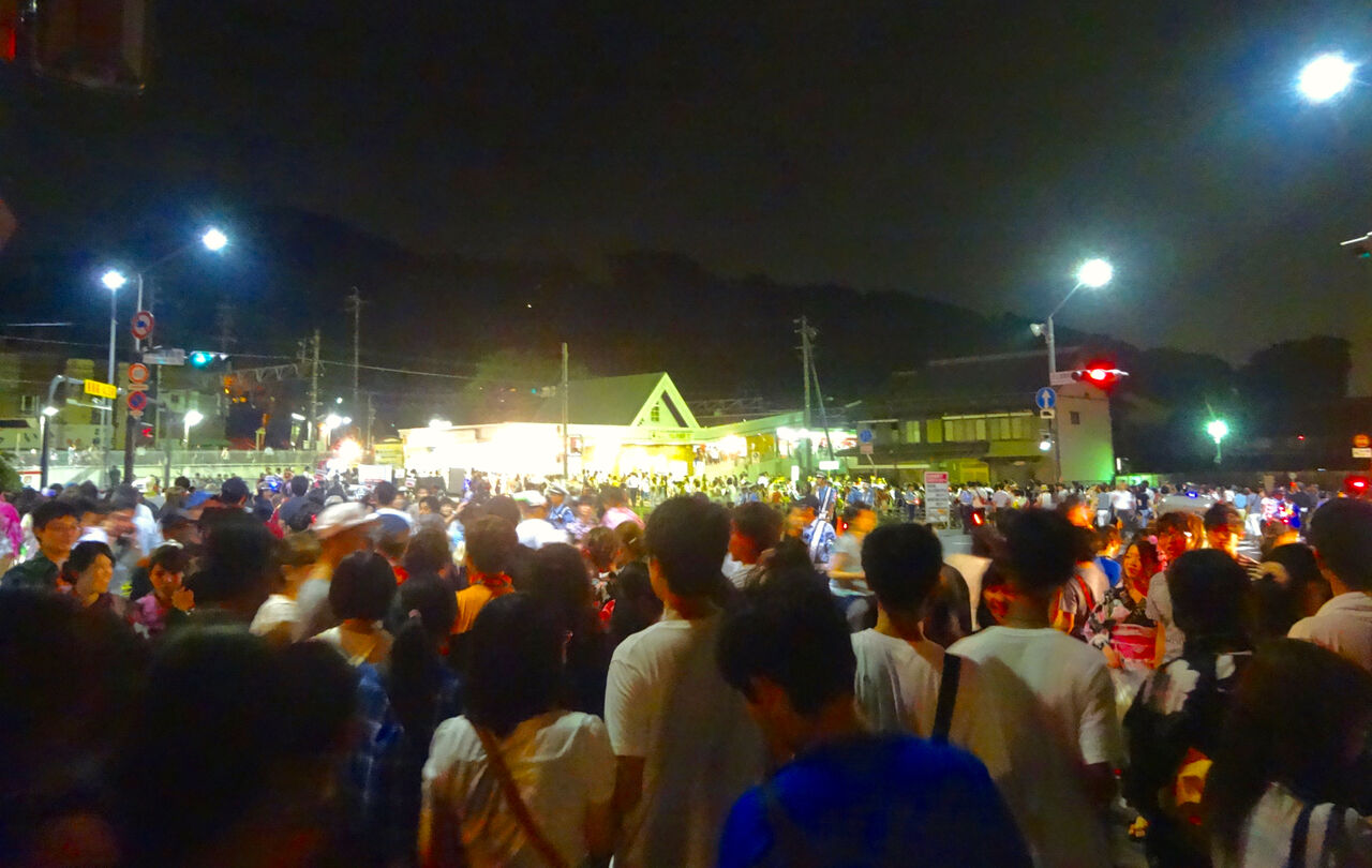 日本ライン夏まつり納涼花火大会 2015 No - 179:花火終了後、電車に乗ろうとする人で溢れかえる、犬山遊園駅前
