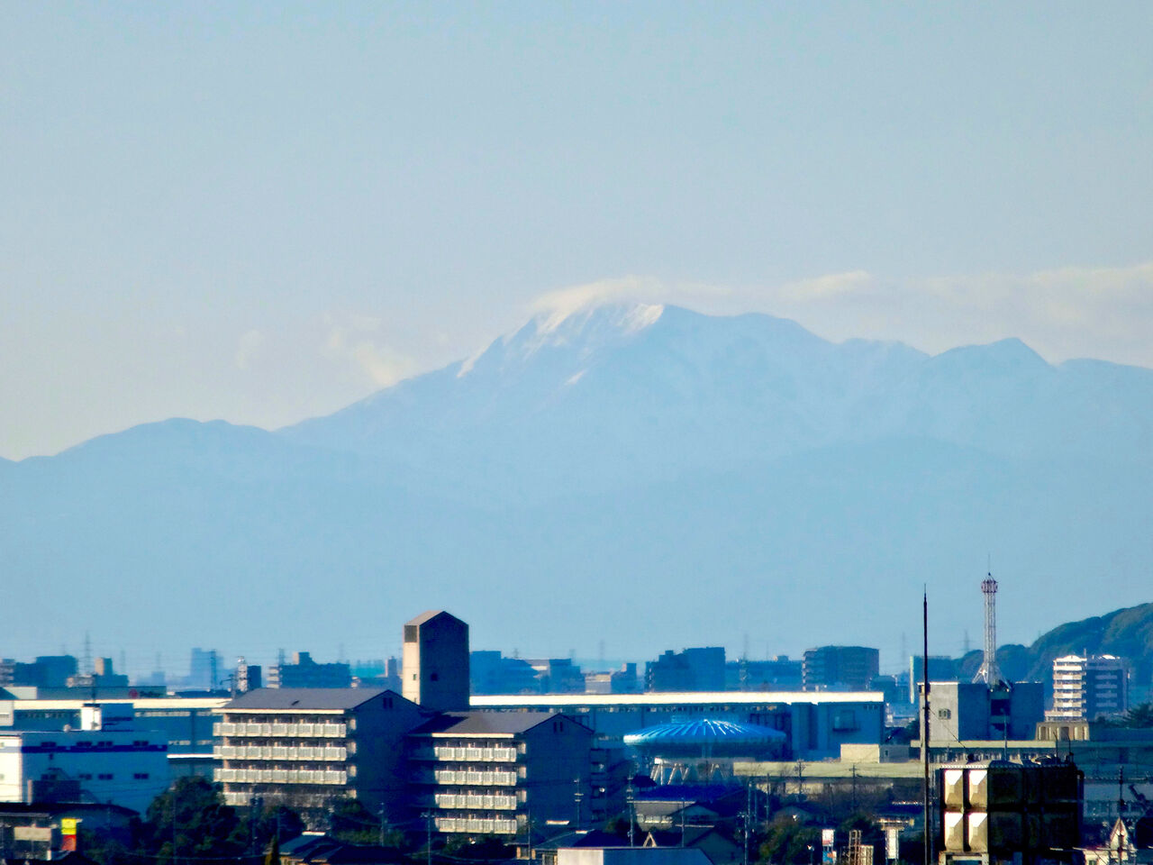 落合公園 水の塔から見えた伊吹山 - 2