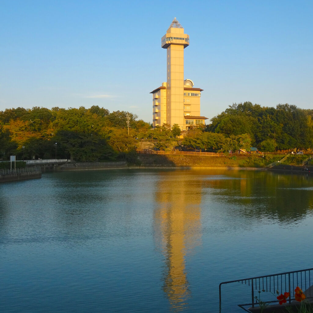 城山公園 No - 38：夕暮れ時の長池とスカイワードあさひ