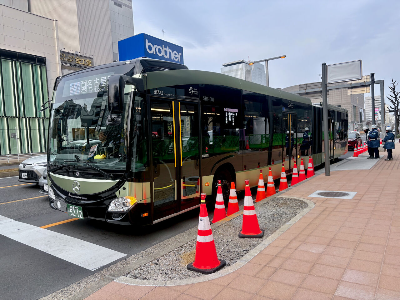 街なかで停車中の「SRT」、バスの手前歩道側には赤いコーンが並ぶ