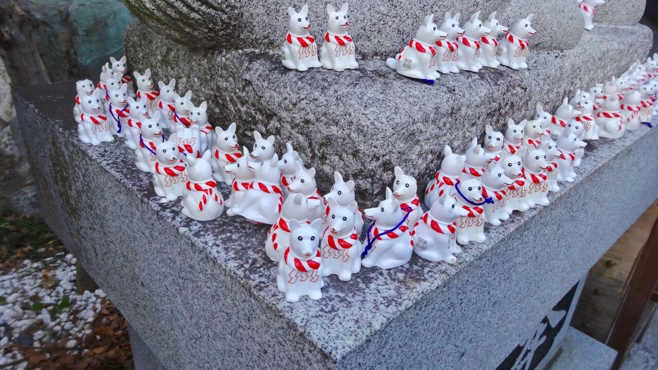 戌年で賑わう2018年正月の「伊奴(いぬ)神社」 - 31:犬石像の下に小さい犬の置き物!?