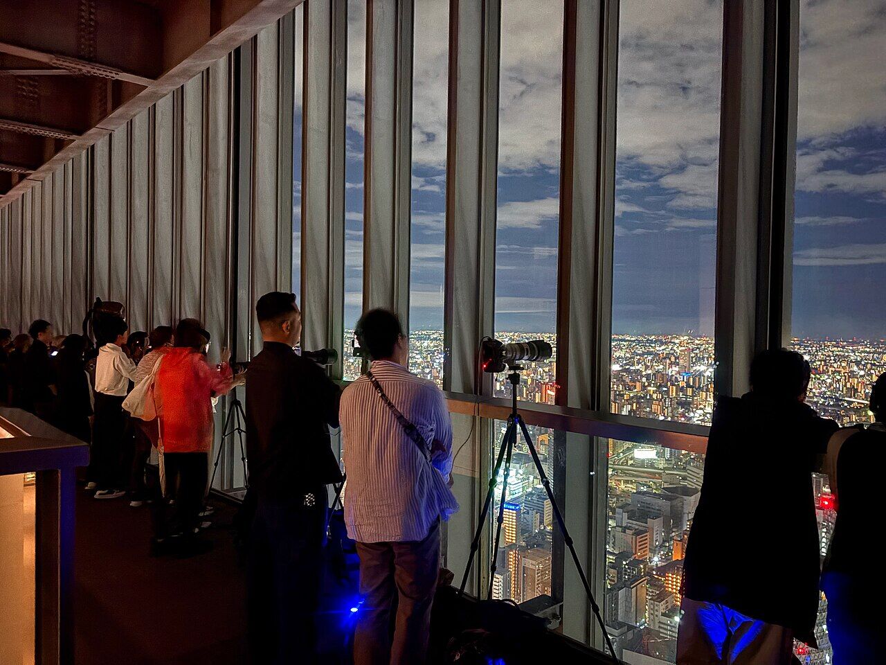 ミッドランドスクエアの展望階「スカイプロムナード」で名古屋港の花火を撮影してた人たち。