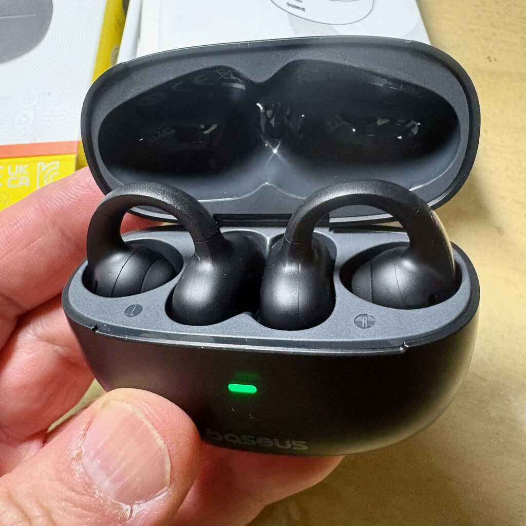 MC1のケースのフタをあけて中身を見せてる、本体もケースも黒色