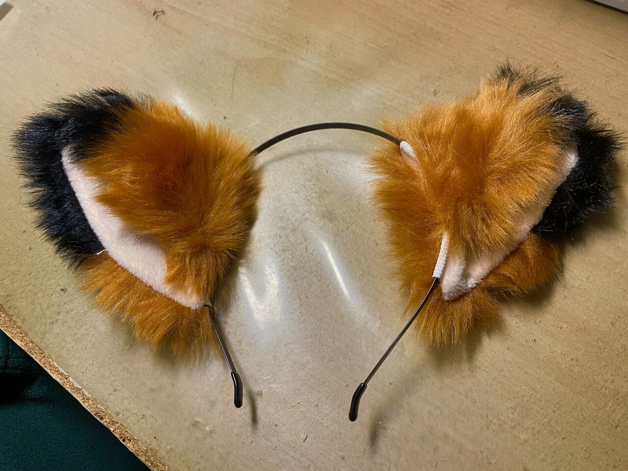 猫耳が付いたカチューシャが机の上に置いてあるところ。