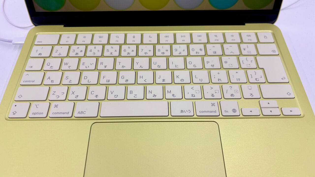 うっすらライトグリーンになってるMacbook Neoのキーボード