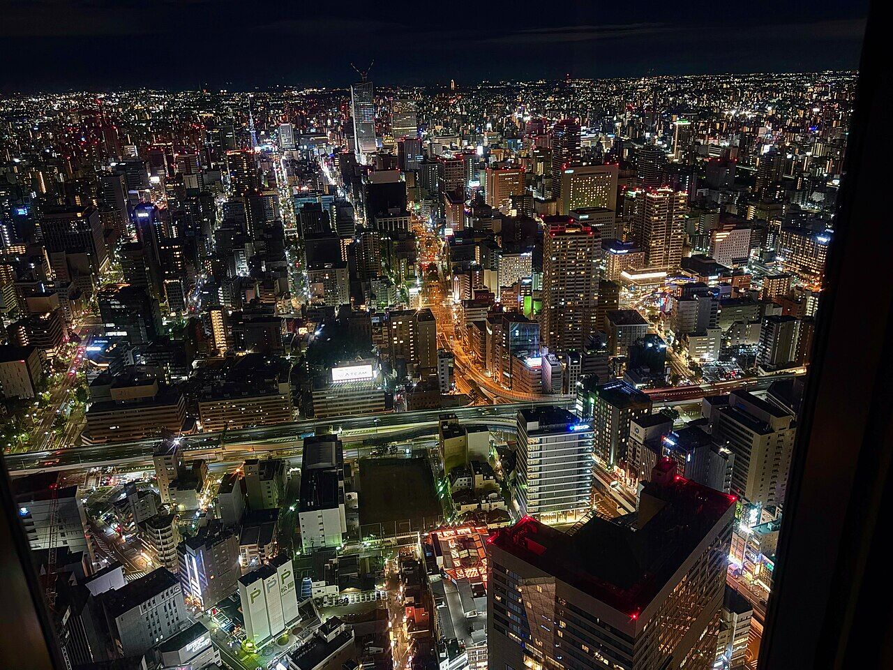 ミッドランドスクエア展望階から夜に撮影した栄地区方面。