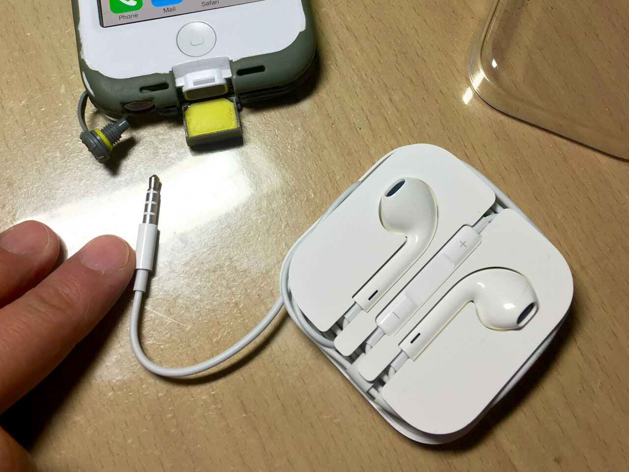 「LifeProof nuud for iPhone5c」とiPhone付属イヤホン「EarPods」 - 3