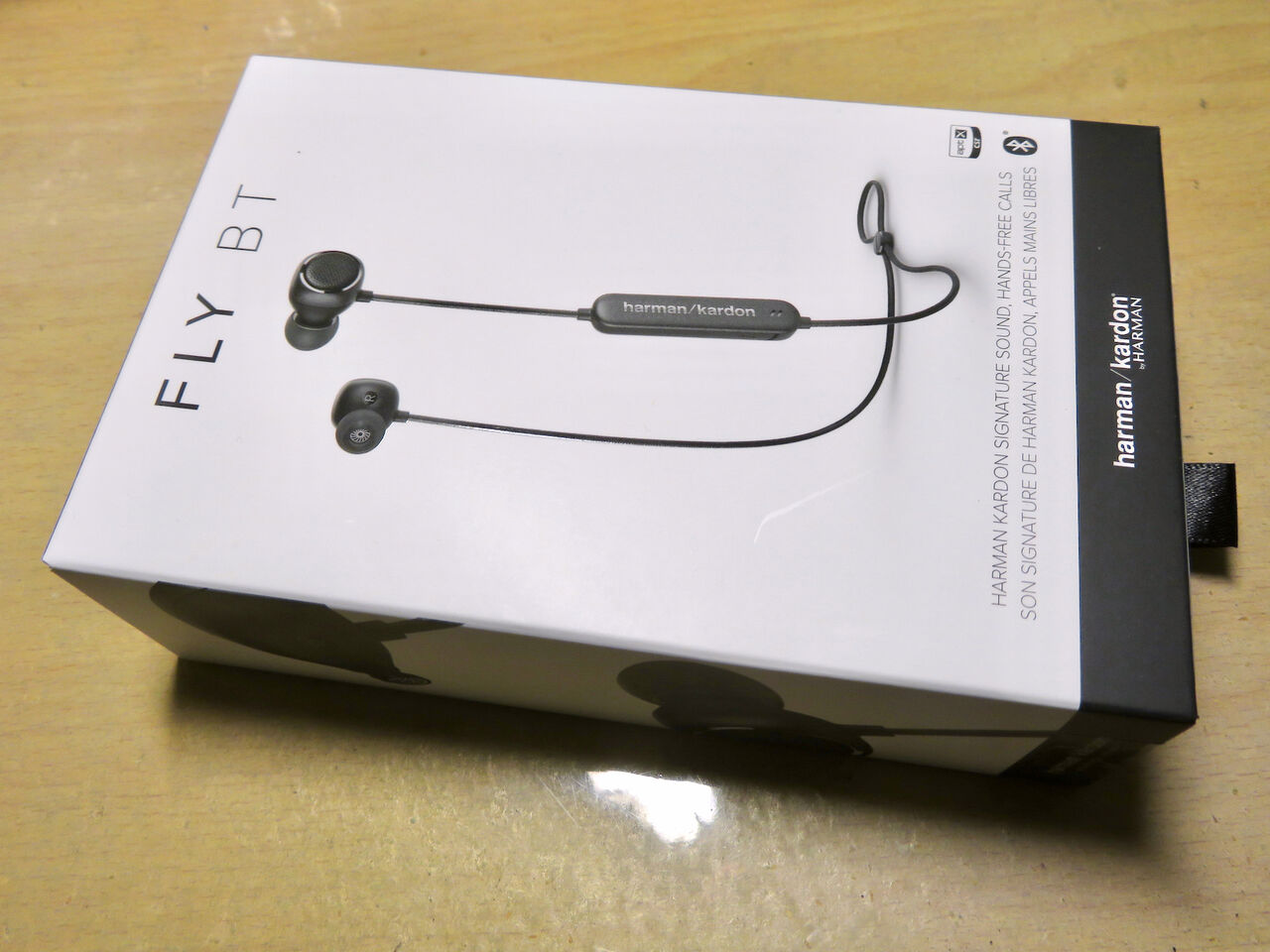 Harman KardonのBluetoothイヤホン「FLY BT」 - 1:箱