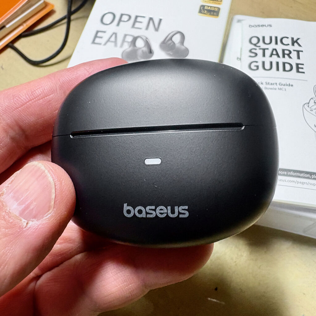 つぶれた卵型のMC1の黒いケース