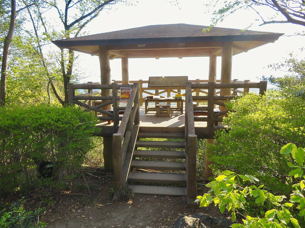 愛知県春日井市と岐阜県多治見市に跨る弥勒山山頂にある展望台。