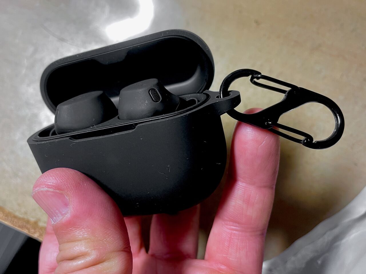 Elite 8 Activeのケースにつける黒いゴム製カバー。側面にカラビナがついています。