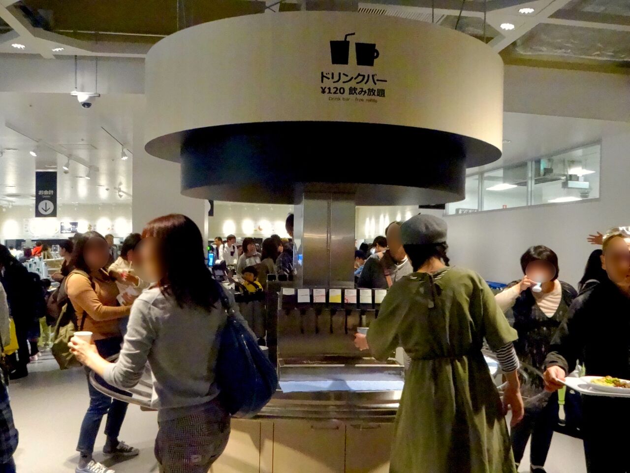 オープン1ヶ月後でも大勢の人で賑わう「IKEA長久手」 - 75:2階にあるカフェ(ドリンクバー)