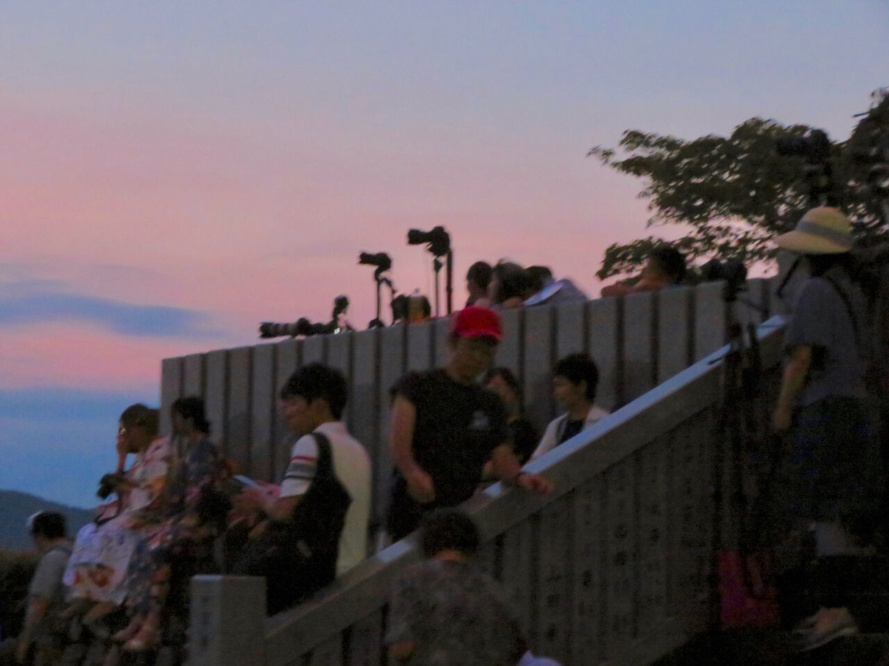 日本ライン夏まつり納涼花火大会の日の犬山成田山 - 13：花火の打ち上げを待ってる人たち