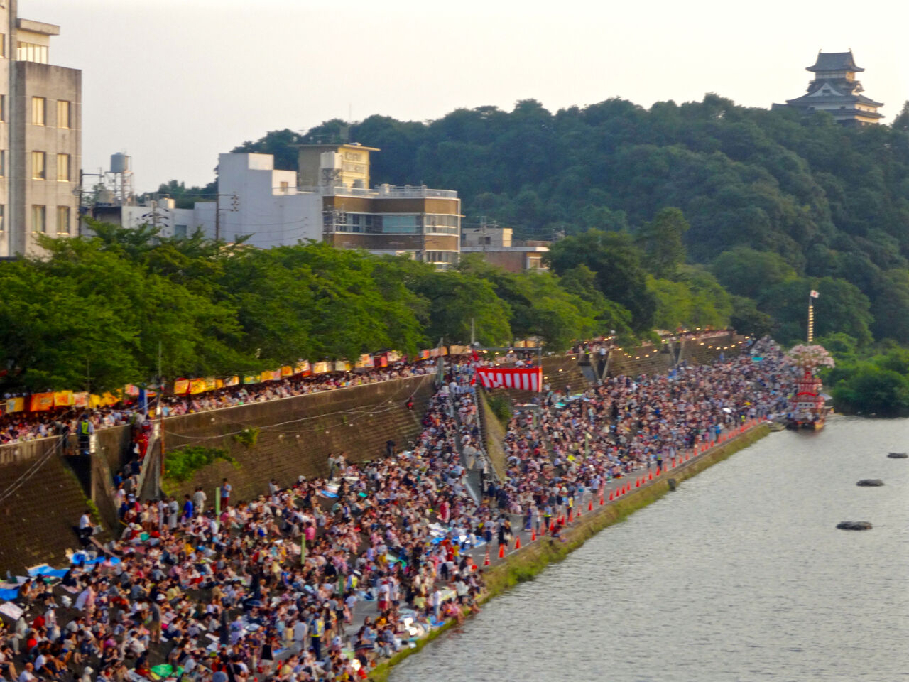 日本ライン夏まつり納涼花火大会 2015 No - 32：木曽川沿いに集まった沢山の人たち